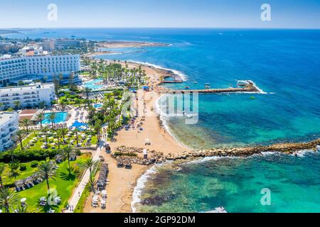 Panoramablick auf die Küstenlandschaft in Geroskipou, Paphos. Zypern Stockfoto