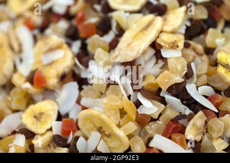 leckere süße mischen getrocknete Früchte farbigen Hintergrund Stockfoto