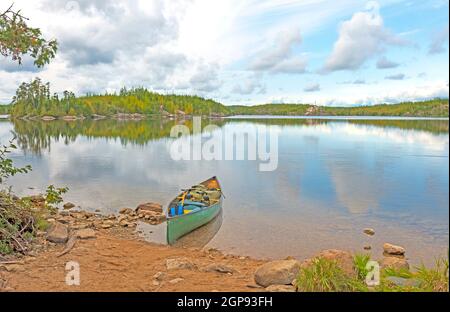 Kanu geladen und bereit zum Fahren auf Seagull Lake in The Boundary Waters in Minnesota Stockfoto