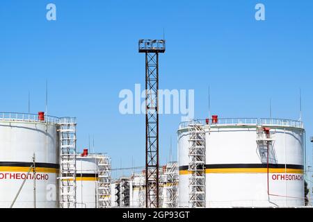 Industriezone, Troizkaja Dorf, Russland - 9. August 2015: Tank der senkrechte Stahl. Kapazitäten für die Lagerung von Öl, Benzin, Kerosin und Diesel Stockfoto