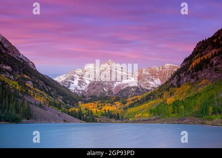 Landschaftsfoto der Glocke von Maroon in Aspen Colorado, Herbstsaison, USA bei Sonnenuntergang Stockfoto