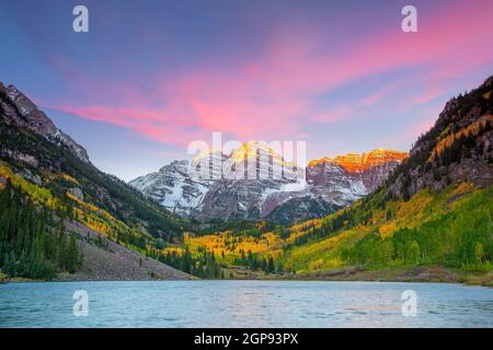 Landschaftsfoto der Glocke von Maroon in Aspen Colorado, Herbstsaison, USA bei Sonnenuntergang Stockfoto