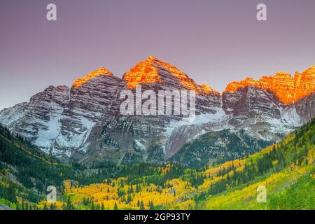 Landschaftsfoto der Glocke von Maroon in Aspen Colorado, Herbstsaison, USA bei Sonnenuntergang Stockfoto