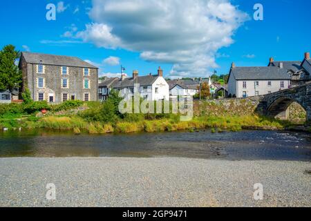 Blick auf die Pont Fawr (Inigo Jones Bridge) über den Conwy River und die Häuser am Flussufer, Llanrwst, Clwyd, Snowdonia, Nordwales, Vereinigtes Königreich, Europa Stockfoto