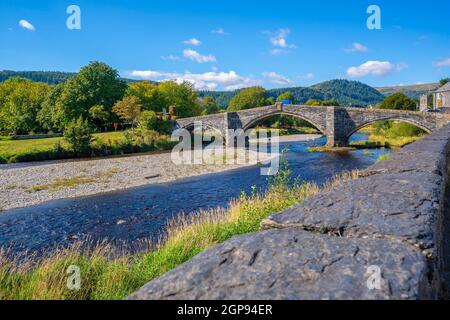 Blick auf die Pont Fawr (Inigo Jones Bridge) über den Conwy River, Llanrwst, Clwyd, Snowdonia, Nordwales, Vereinigtes Königreich, Europa Stockfoto