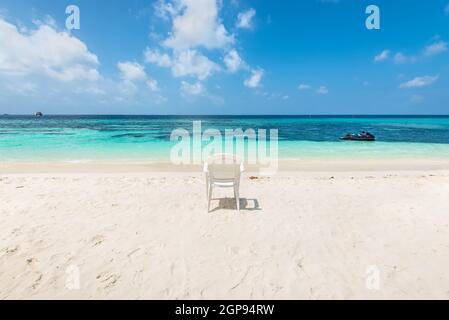Strandliege an einem sauberen, weißen Sandstrand auf der Insel Maafushi, Malediven - Sommerferienkonzept Stockfoto