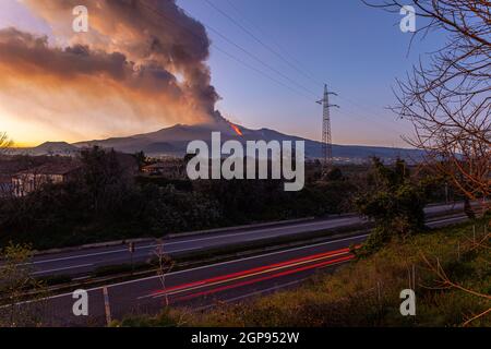 Übersicht über den Vulkan Ätna während des Ausbruchs von 16 Februar 2020 Stockfoto