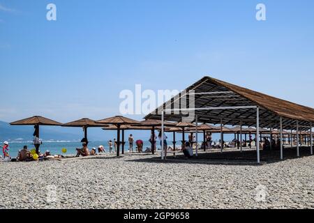 Noworossijsk, Russland - 20. Mai 2018: Strand Vordächer für Schutz vor der Sonne, der am Ufer des Meeres. Kiesstrand Aleksino in Noworossijsk. Stockfoto