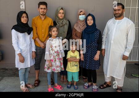 Sacramento, Kalifornien, USA. September 2021. Der afghanische Flüchtling ABDUL steht mit seiner Familie in der neuen Wohnanlage. Hintere Reihe: ISTORAY, 15, RASHED, 20, SURAYA, 19, Ehefrau ADELA, 41 Jahre. Erste Reihe: HASIBA, 8, ABDULLAH, 4, und ZULAIKHA, 13. Die Familie verließ Afghanistan am Sonntag, dem 16. August, und kam am folgenden Montag in Sacramento an, um vor den Taliban zu fliehen, die gerade Kabul unter Kontrolle gebracht hatten. (Bild: © Renee C. Byer/Sacramento Bee/ZUMA Press Wire) Stockfoto