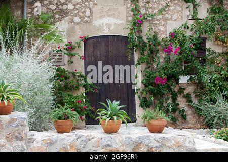 Alte, charmante Straße in spanischen Dorf Valldemossa, Mallorca Stockfoto