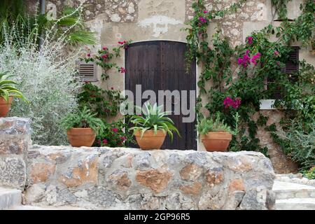 Alte, charmante Straße in spanischen Dorf Valldemossa, Mallorca Stockfoto