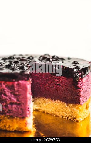 Blaubeerkuchen. In einer Nahaufnahme geschnittene Beerentherbe. Schichten von Keks, Quark und Beeren in Gelee Stockfoto