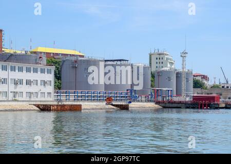 Noworossijsk, Russland - 20. Mai 2018: Heizöl station für Schiffe im Hafen. Die Tanks mit Heizöl. Stockfoto