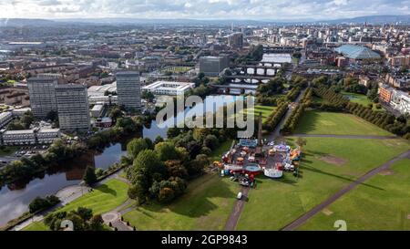 Glasgow, Schottland, Großbritannien. 28. September 2021 IM BILD: Glasgow Green mit dem Fluss Clyde und dem Stadtzentrum. Quelle: Colin Fisher/Alamy Live News. Stockfoto