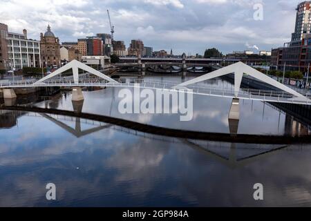 Glasgow, Schottland, Großbritannien. 28. September 2021 IM BILD: Glasgows Squiggly Bridge, auch bekannt als Tradeston Bridge, eine Fußgängerbrücke, die den Fluss Clyde überspannt. Quelle: Colin Fisher/Alamy Live News. Stockfoto