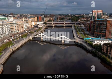 Glasgow, Schottland, Großbritannien. 28. September 2021 IM BILD: Glasgows Squiggly Bridge, auch bekannt als Tradeston Bridge, eine Fußgängerbrücke, die den Fluss Clyde überspannt. Quelle: Colin Fisher/Alamy Live News. Stockfoto