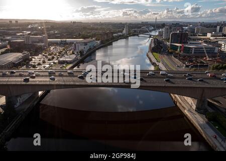 Glasgow, Schottland, Großbritannien. September 2021. IM BILD: Die 10-spurige Kingston-Brücke, die gerade 50 Jahre alt geworden ist und den Fluss Clyde überspannt, ist mit rund 120,000 Fahrzeugen täglich die verkehrsreichste Kreuzung Europas. Die Autobahn M8 ist die Hauptverkehrsader von Glasgow und auch eine Ursache für Luftverschmutzung. Quelle: Colin Fisher/Alamy Live News Stockfoto