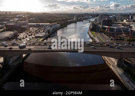 Glasgow, Schottland, Großbritannien. September 2021. IM BILD: Die 10-spurige Kingston-Brücke, die gerade 50 Jahre alt geworden ist und den Fluss Clyde überspannt, ist mit rund 120,000 Fahrzeugen täglich die verkehrsreichste Kreuzung Europas. Die Autobahn M8 ist die Hauptverkehrsader von Glasgow und auch eine Ursache für Luftverschmutzung. Quelle: Colin Fisher/Alamy Live News Stockfoto