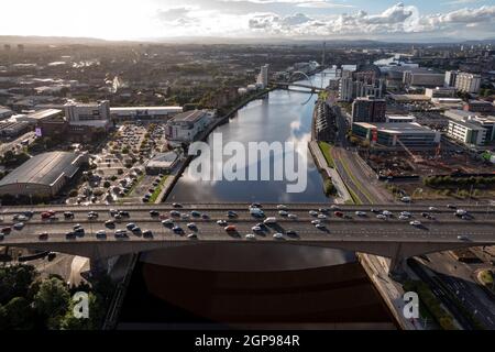 Glasgow, Schottland, Großbritannien. September 2021. IM BILD: Die 10-spurige Kingston-Brücke, die gerade 50 Jahre alt geworden ist und den Fluss Clyde überspannt, ist mit rund 120,000 Fahrzeugen täglich die verkehrsreichste Kreuzung Europas. Die Autobahn M8 ist die Hauptverkehrsader von Glasgow und auch eine Ursache für Luftverschmutzung. Quelle: Colin Fisher/Alamy Live News Stockfoto