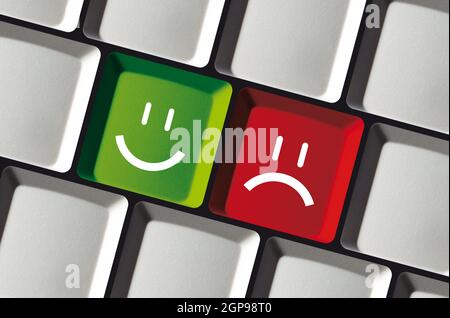 Happy or Sad - Tastatur mit zwei Feedback-Emoticons - Online-Bewertung der Kundenzufriedenheit Stockfoto