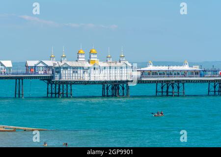 Blick auf viktorianische Teestuben am Eastbourne Pier im Sommer, Eastbourne, East Sussex, England, Großbritannien, Europa Stockfoto