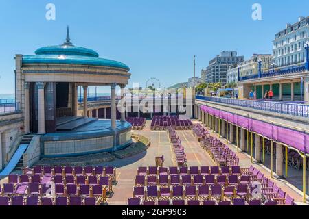 Blick auf das Meer Bandstand im Sommer, Eastbourne, East Sussex, England, Vereinigtes Königreich, Europa Stockfoto