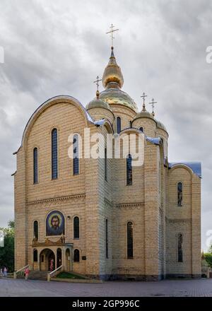 Tscherkassy, Ukraine 07,12.2020. St. Michaels Kathedrale in Tscherkasy, Ukraine, an einem sonnigen Sommermorgen Stockfoto