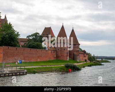 Malbork, Polen - 8. September 2020: Schloss Malbork, ehemals Schloss Marienburg, Sitz des Großmeisters der Deutschen Ritter, Malbork, Polen Stockfoto