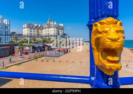 Blick auf Hotels am Strand und am Meer vom Eastbourne Pier im Sommer, Eastbourne, East Sussex, England, Großbritannien, Europa Stockfoto