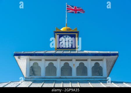 Blick auf die viktorianische Architekturuhr und die Union Jack-Flagge am Eastbourne Pier, Eastbourne, East Sussex, England, Großbritannien, Europa Stockfoto