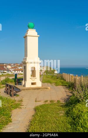 Blick auf den letzten Punkt des Prime Meridian in Großbritannien, Promenade in Peacehaven, East Sussex, England, Vereinigtes Königreich, Europa Stockfoto