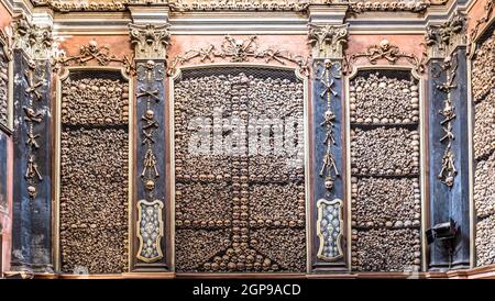 Mailand, Italien - Ca. August 2020. Ossuary Kapelle in San Bernardino alle Ossa Kirche. Jedes architektonische Detail ist mit menschlichen Knochen verkleidet. Stockfoto