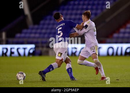 OLDHAM, GROSSBRITANNIEN. 28. SEPTEMBER 2021 Harrison McGahey von Oldham Athletic und Max Dean von Leeds United während des EFL Trophy-Spiels zwischen Oldham Athletic und Leeds United im Boundary Park, Oldham. (Kredit: Eddie Garvey | MI Nachrichten) Kredit: MI Nachrichten & Sport /Alamy Live Nachrichten Stockfoto