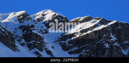 Schneebedeckter Berg Vorab von der Elm, Kanton Glarus gesehen. Stockfoto