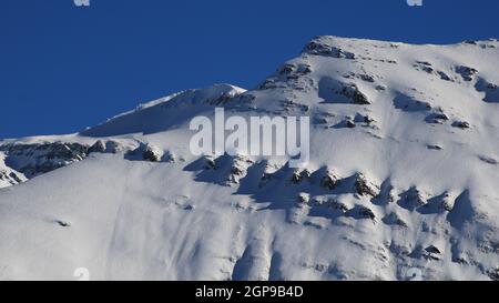 Schneebedeckte Felsschichten. Mittaghorn. Stockfoto