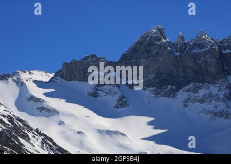 Berühmte geologische Besonderheit Martinsloch im Winter. Stockfoto