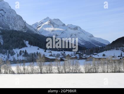 Dorf Gsteig bei Gstaad und Oldenhorn im Winter. Stockfoto