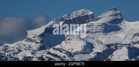 Schöne geformte Berg Tour d Ai im Winter, Schweiz. Stockfoto