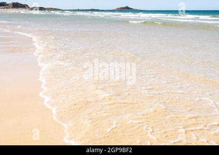 Großer Strand in der Stadt Sables d'Or les Pins in der Bretagne bei Ebbe im Sommer. Stockfoto