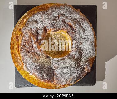 'Roscon de San Valero' gefüllt mit Creme in einem schwarzen Schieferbrett. Draufsicht. Stockfoto