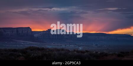 Ein wunderschöner Sonnenuntergang in der Nähe von Monument Valley - Utah - USA Stockfoto