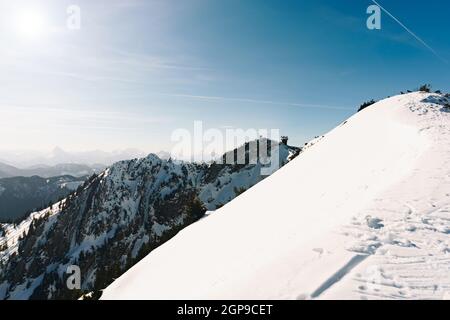 Hochkar Berg in Niederösterreich im Winter. Alpenraum in den österreichischen Alpen. Ansicht des Radiosenders und des Ansichtspunkts. Stockfoto