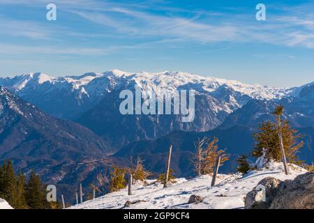 Hochschwab-Berggruppe in den Nordkalkalkalpen Österreichs. Blick vom Hochkar auf die schneebedeckten Gipfel. Stockfoto