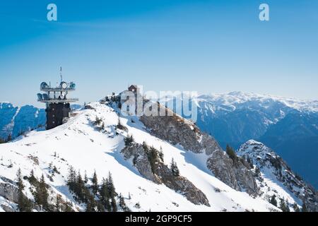 Gipfel des Hochkar in Niederösterreich im Winter. Alpenraum in den österreichischen Alpen. Ansicht des Radiosenders und des Ansichtspunkts. Stockfoto