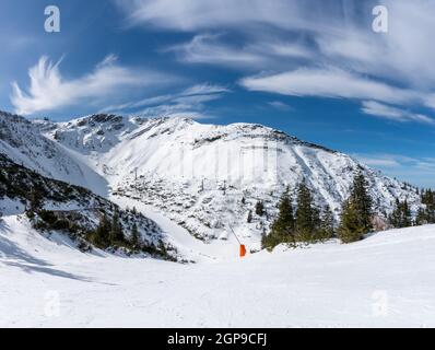 Hochkar Berggipfel und Skigebiet in Niederösterreich im Winter. Alpenraum im Göstling-Gebiet, Österreichische Alpen. Stockfoto