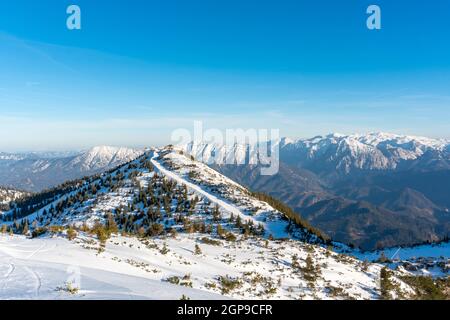 Skigebiet Hochkar und Hochschwab im Hintergrund. Niederösterreich im Winter. Schöne Landschaft von schneebedeckten Bergen in der Stockfoto