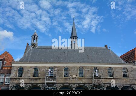 Reformierte Kirche Gasthuiskerk am Havenplein in Zierikzee, Niederlande mit Gerüsten und Arbeitern, August 2020 Stockfoto