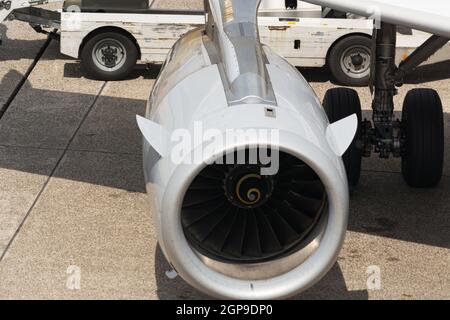 Düsentriebwerk, Verbrennungsturbine und Fahrwerk eines internationalen Flugzeugs. Nahaufnahme. Stockfoto