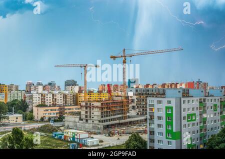 Die Blitze über dem Gehäuse. Sturm in der Stadt. Stockfoto