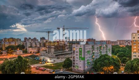 Die Blitze über dem Gehäuse. Sturm in der Stadt. Stockfoto